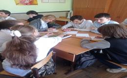 Волонтеры отряда «Данко» проводят интерактивную игру «Стоп вейп» с учениками школы во время профилактического мероприятия.